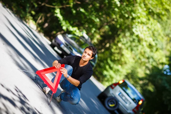 Mannen med sin bil uppdelade — Stockfoto