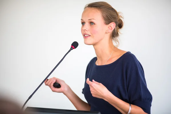 Femme d'affaires donnant une présentation — Photo