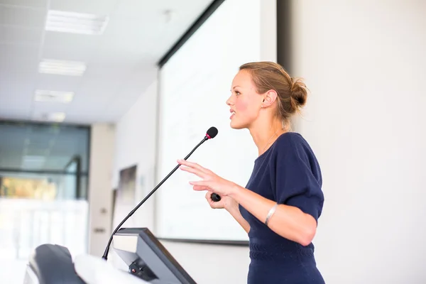 Femme d'affaires donnant une présentation — Photo