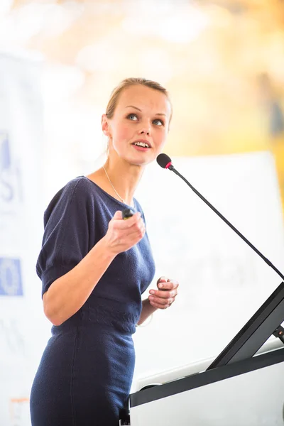 Mujer de negocios dando una presentación —  Fotos de Stock