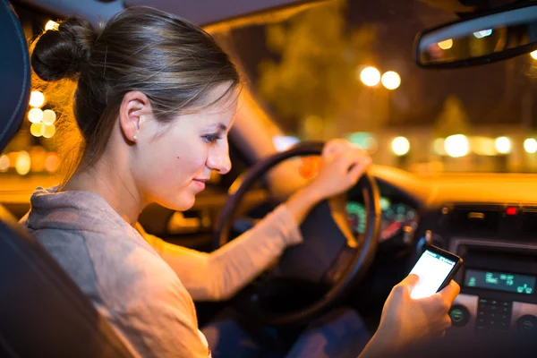 Mulher usando telefone enquanto dirige um carro — Fotografia de Stock