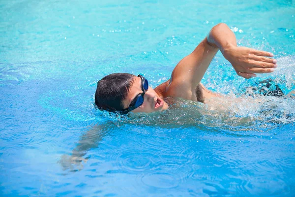 Junger Mann schwimmt — Stockfoto