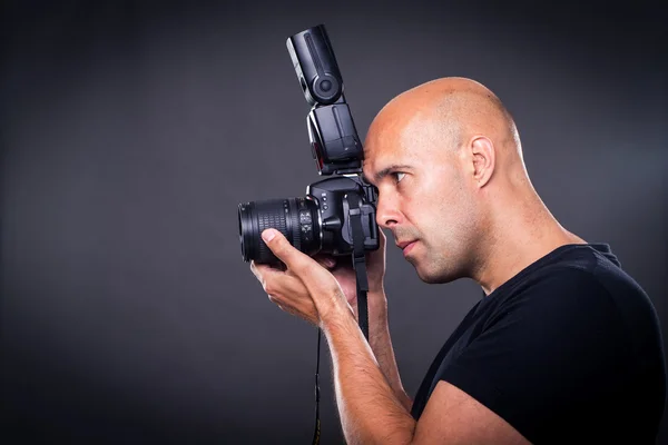 Fotógrafo masculino durante uma sessão de fotos — Fotografia de Stock