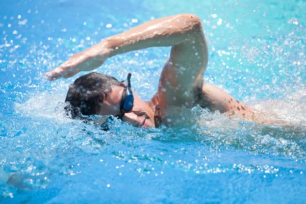 Junger Mann schwimmt — Stockfoto