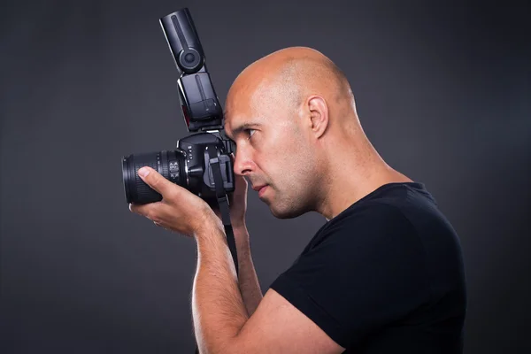 Bir fotoğraf çekimi sırasında erkek fotoğrafçı — Stok fotoğraf