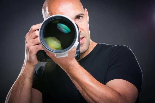 Manlig fotograf under en fotosession — Stockfoto