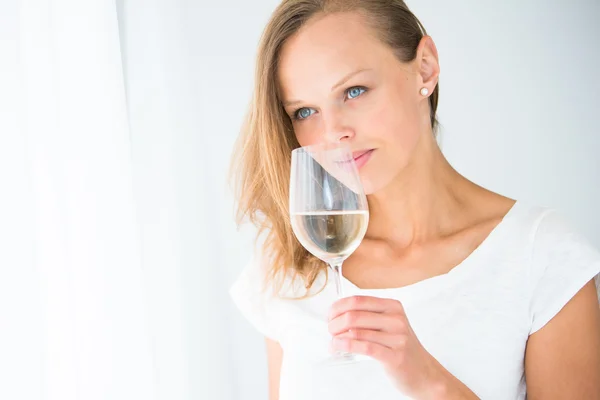 Preciosa mujer con una copa de vino — Foto de Stock