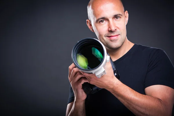 Fotógrafo masculino durante uma sessão de fotos — Fotografia de Stock