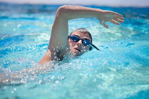 Jeune homme nageant dans une piscine — Photo