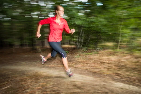 Jonge vrouw rennend buiten — Stockfoto