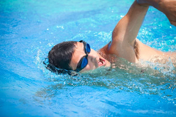 Junger Mann schwimmt — Stockfoto