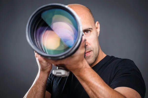 Manlig fotograf under en fotosession — Stockfoto