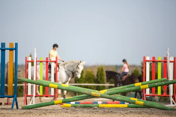 Saut d'obstacles avec des chevaux — Photo