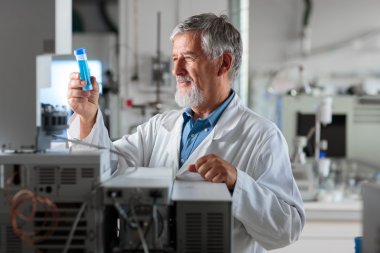 Üst düzey kimya Profesör/doktor bir laboratuvarda (Renk tonlu görüntü)