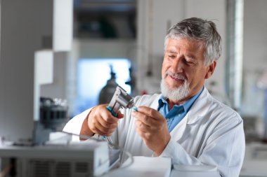 Üst düzey kimya Profesör/doktor bir laboratuvarda (Renk tonlu görüntü)