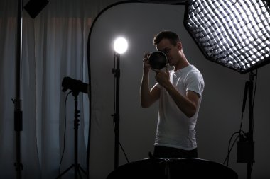 Genç pro fotoğrafçı ile dijital fotoğraf makinesi