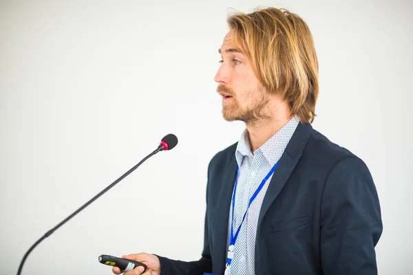 Joven guapo dando un discurso en una conferencia — Foto de Stock