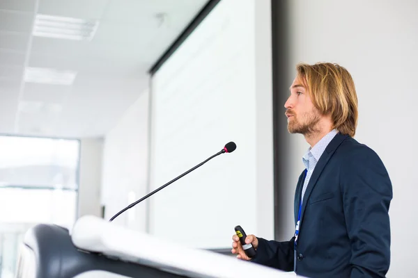 Schöner junger Mann hält eine Rede auf einer Konferenz — Stockfoto