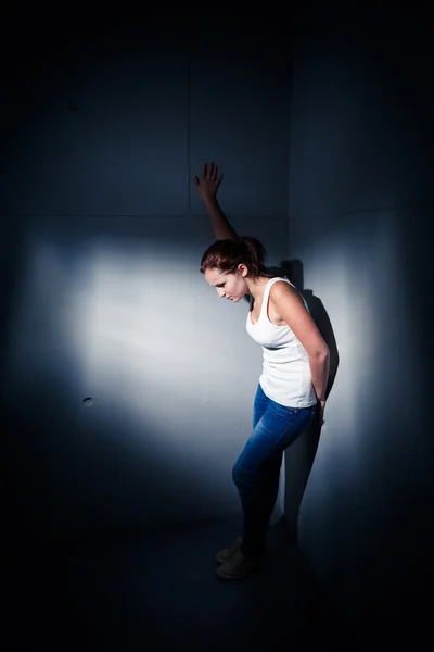 Jonge vrouw die lijdt aan een ernstige depressie, angst — Stockfoto