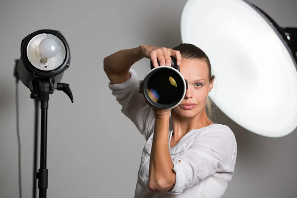 Bonita fotógrafa femenina con cámara digital —  Fotos de Stock