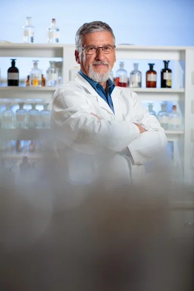 Senior chemie professor/arts in een lab (afgezwakt kleurenafbeelding) — Stockfoto