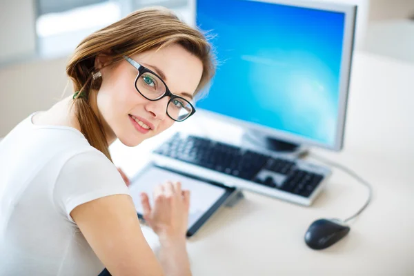 Hübsche, weibliche Studentin in einer Bibliothek — Stockfoto