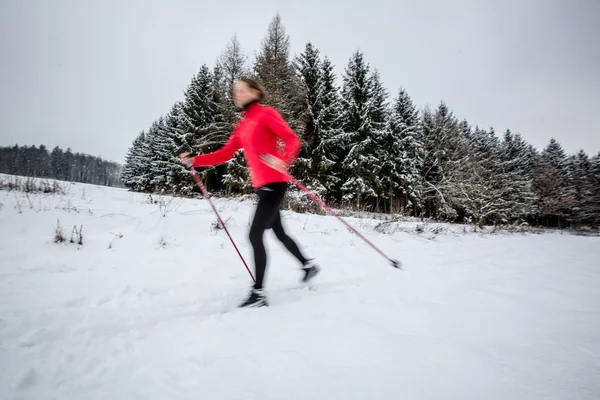 Längdskidåkning: ung kvinna längdskidåkning — Stockfoto