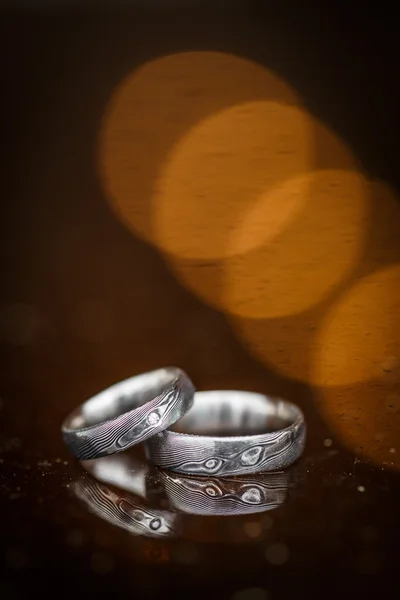 Két gyönyörű jegygyűrű egy esküvő napján.. — Stock Fotó