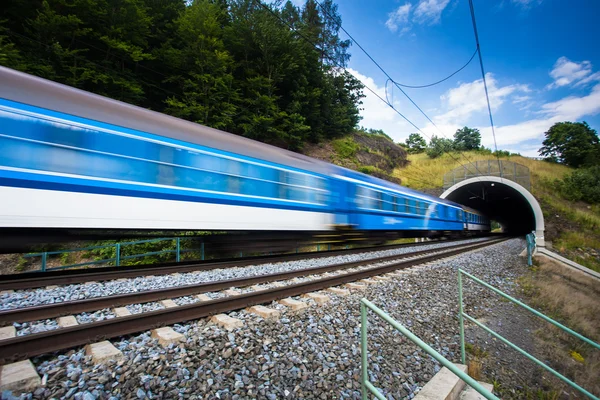 Швидкий поїзд, що проходить через тунель в прекрасний літній день — стокове фото