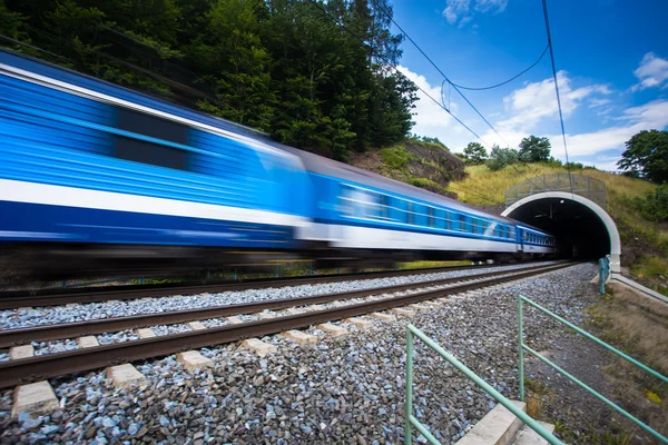 Trem rápido passando por um túnel em um lindo dia de verão — Fotografia de Stock