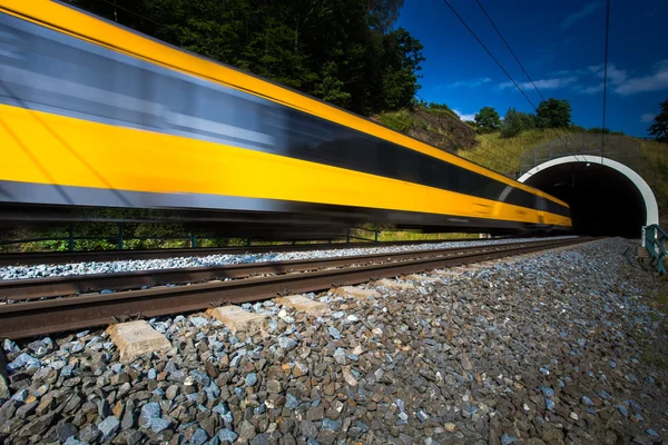 Treno veloce che attraversa un tunnel in una bella giornata estiva — Foto Stock