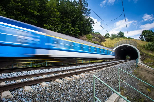 Spěšný vlak procházející tunelem na krásný letní den — Stock fotografie