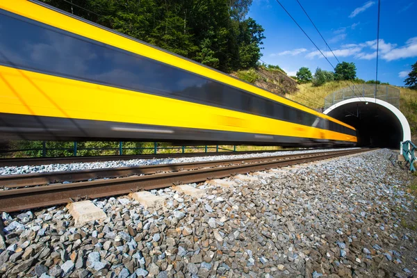 Treno veloce che attraversa un tunnel in una bella giornata estiva — Foto Stock