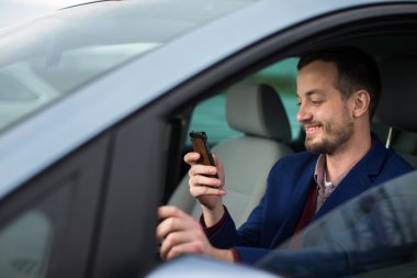 Yakışıklı genç adam cep telefonunu arıyorsunuz