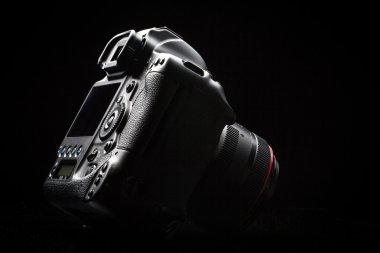profesyonel modern dslr kamera düşük anahtar görüntü