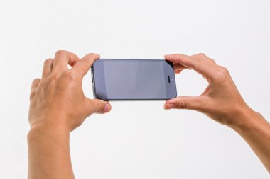 Kadın el beyaz izole bir akıllı telefon tutarak