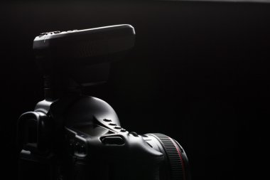 profesyonel modern dslr kamera düşük anahtar görüntü