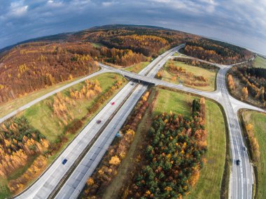Bir yol kavşağı havadan görünümü