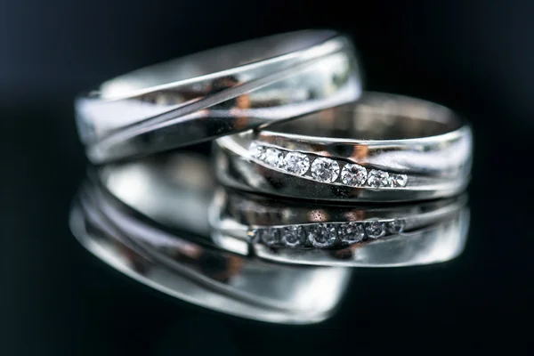 Detalles del día de la boda - dos preciosos anillos de boda dorados — Foto de Stock