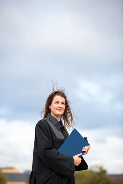 Hübsche, junge Frau feiert freudig ihren Abschluss — Stockfoto