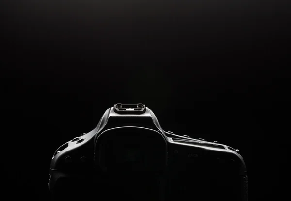 Profesional moderna cámara réflex digital de baja clave de imagen — Foto de Stock