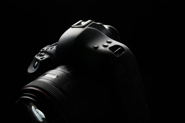 Profesional moderna cámara réflex digital de baja clave de imagen — Foto de Stock