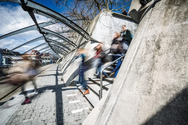 Personas en una ciudad en movimiento — Foto de Stock