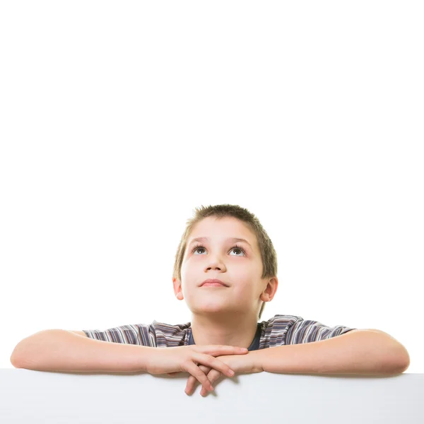 Χαριτωμένο μικρό αγόρι που κοιτώντας ψηλά προς το κενό/κενός διάστημα — Φωτογραφία Αρχείου