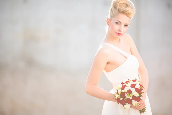 Gorgeous bride on her wedding day — Stock Photo, Image