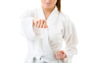 Güzel beyaz, genç, kadın karate gerçekleştirme taşır