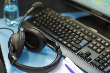 Yorumlama - kulaklık icrophone ve bir bilgisayar ile