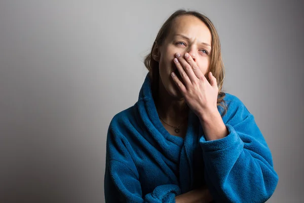 Slaperig jonge vrouw met wijd open mond geeuwen — Stockfoto