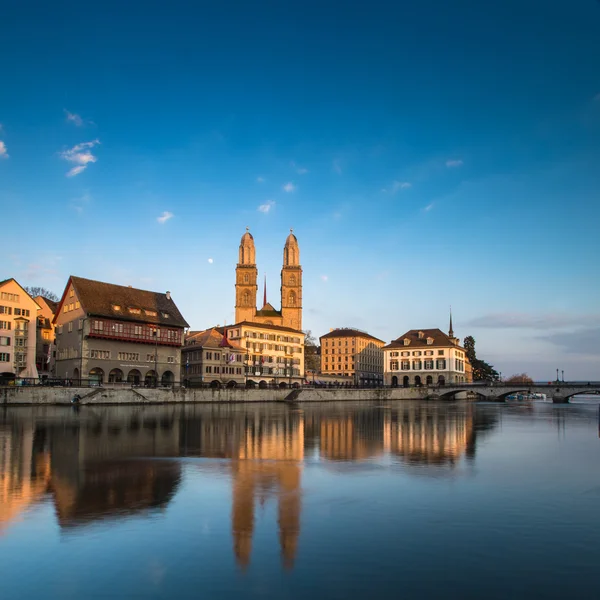 Zürich, Zwitserland - weergave met Grossmunster kerk — Stockfoto
