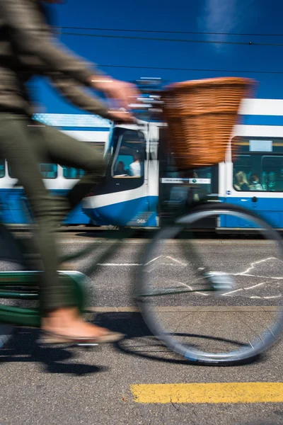 Concept de transport urbain - modes de transport quotidien - à vélo — Photo